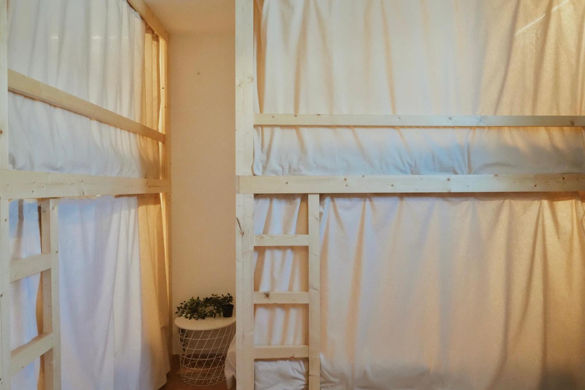 Cama individual en habitación compartida mixta